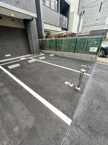 コンフォリア・リヴ淡路町一丁目の駐車場