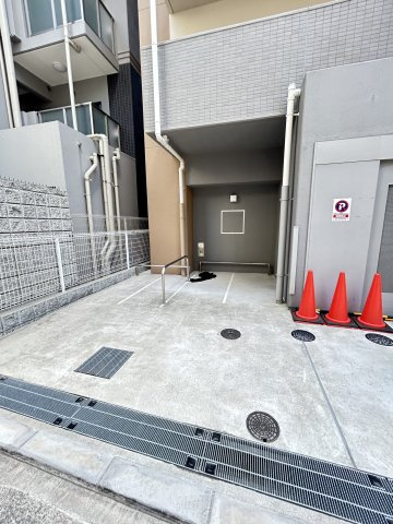 セレニテ神戸元町プリエの駐車場