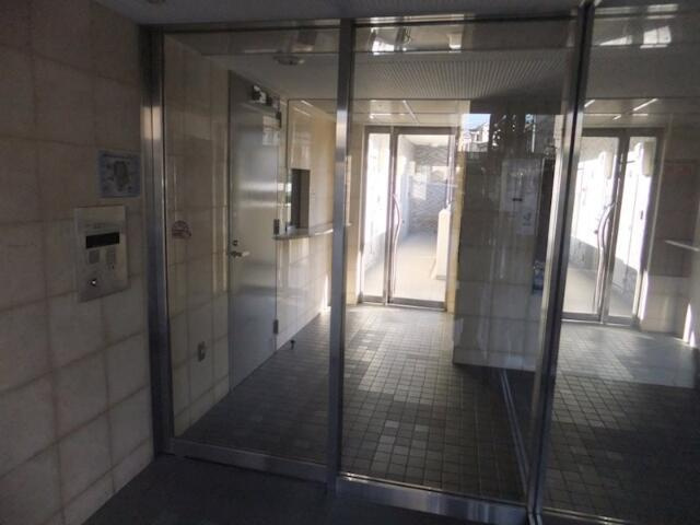 スカイコート駒場東大前のエントランス