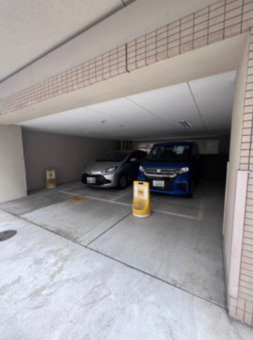 ドゥーエ玉造の駐車場