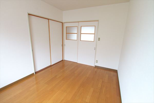 ハイツ西の洋室