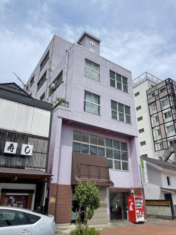 想定年間賃料484.6万　想定利回り35.8％　鉄骨鉄筋コンクリート造の外観