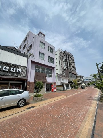 想定年間賃料484.6万　想定利回り35.8％　鉄骨鉄筋コンクリート造の外観
