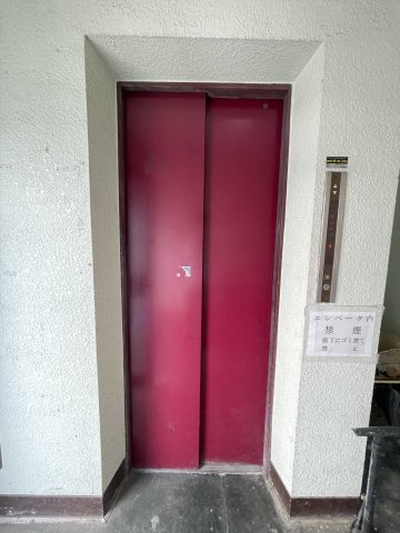 想定年間賃料484.6万　想定利回り35.8％　鉄骨鉄筋コンクリート造のその他共用部分