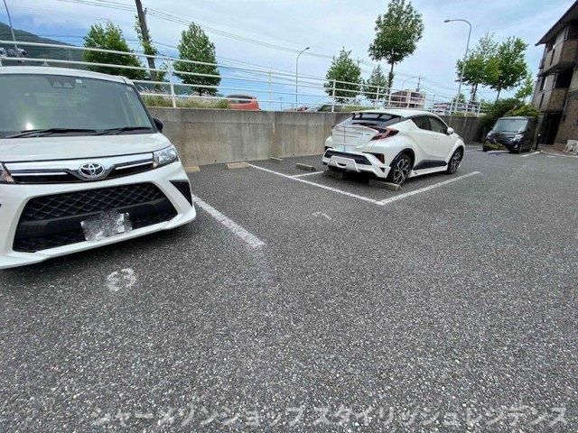 エターナル華の駐車場