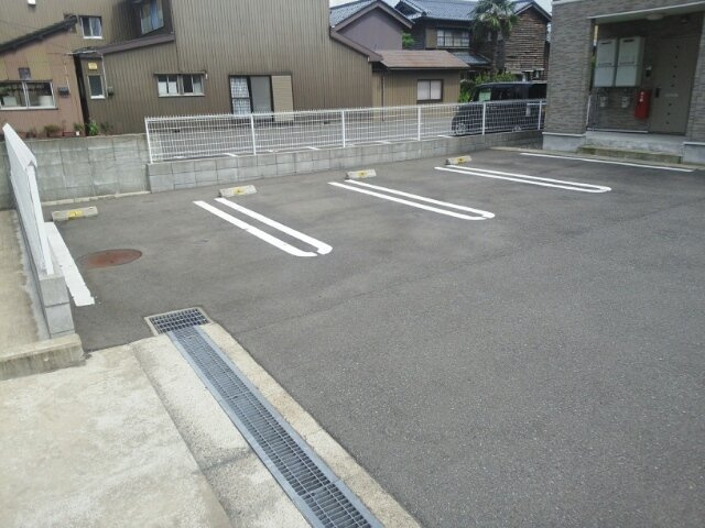 パ－クサイド幾久の駐車場