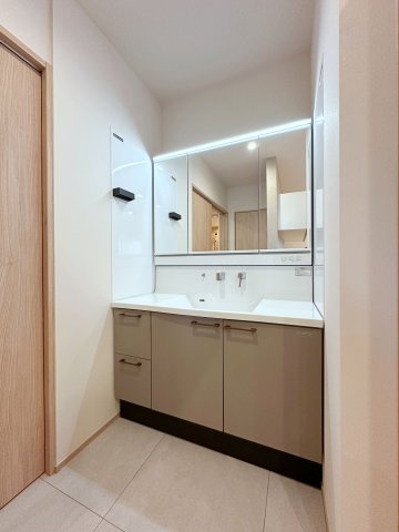 安佐南区西原9丁目 No.2の洗面所|(類似仕様物件)三面鏡で使いやすいシャワー付き洗面化粧台☆
洗面台横にはマグネット対応のホーローパネル！
脱衣所と分離された洗面化粧台で家族の入浴中でも洗面台を使うことができます♪