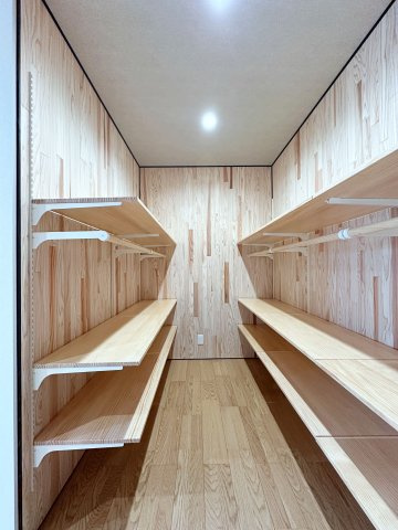 安佐南区西原9丁目 No.2の収納|(類似仕様物件)ウォークインクローゼット☆
全て無垢木材の可動棚のため好きな配置に組み換え可能♪
無垢木材は調湿効果や消臭効果もありクローゼットにはぴったりです！