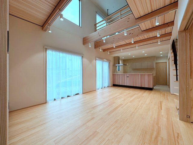 安佐南区西原9丁目 No.2の居間・リビング|(類似仕様物件)無垢の木材を贅沢に使用したリビング☆
吹き抜け部分からはしっかりと陽があたり、シーリングファンにより空調の逃げも抑制されます！
まるで注文住宅のようなおしゃれなリビングです。