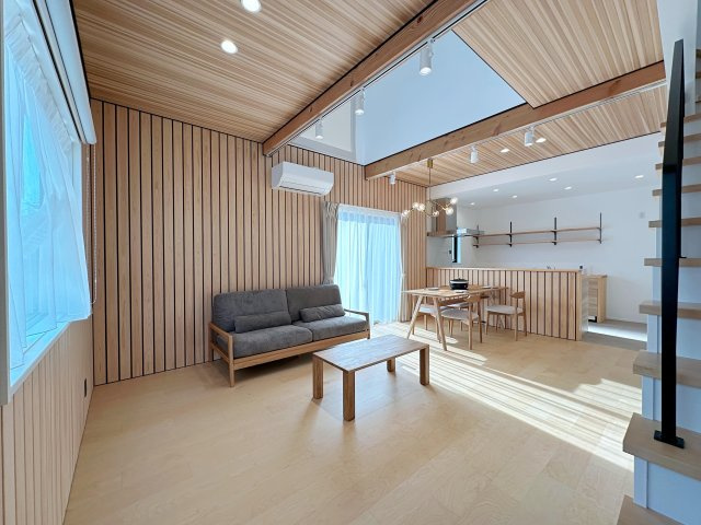 安佐南区西原9丁目 No.2の居間・リビング|(類似仕様物件)リビング家具（ソファ、ダイニングテーブル・椅子セット、TV台）をプレゼント☆
さらにリビングエアコンもプレゼントですぐに生活が始められます♪