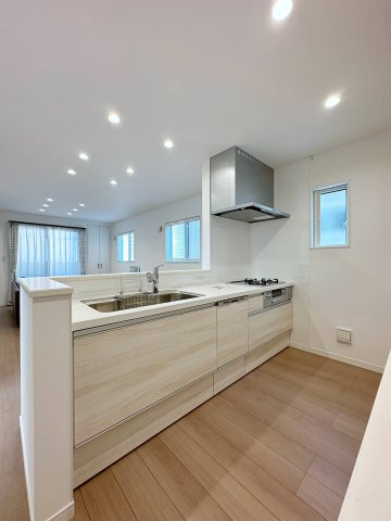 西区庚午中1丁目 No.9のキッチン|人造大理石天板使用のシステムキッチン☆
人造大理石天板は水垢が付きにくく汚れが落ちやすいのでお手入れも簡単です♪