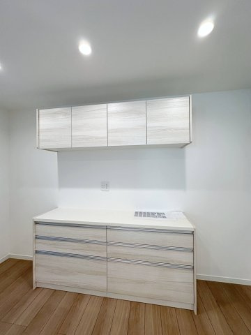 西区庚午中1丁目 No.9の収納|収納力のある大型カップボード☆
備え付けのため耐震性が高く地震の際にも倒れてくる心配はありません♪
キッチンと同じカラーリングのため統一感もあります！