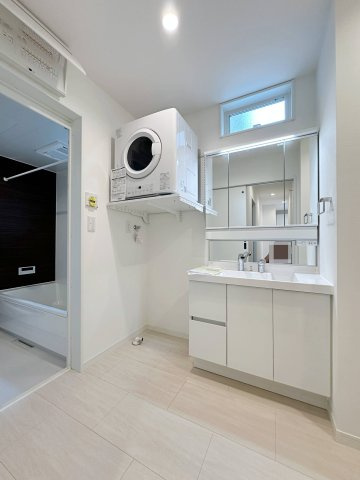 西区庚午中1丁目 No.9の独立洗面台|シャワー付き洗面化粧台☆
お手入れのしやすい三面鏡化粧台に、大人気のガス乾燥機「乾太くん」も設置♪