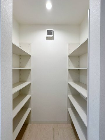 西区庚午中1丁目 No.9の収納|脱衣所収納☆
可動棚で好きな高さに調整可能！
毎日使うタオルや着替え、洗剤等のストッカー置き場にぴったりです♪