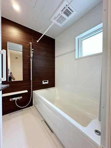 西区庚午中1丁目 No.9の浴室|浴室乾燥機気付き1坪タイプの浴室☆
ユニットバスは、気密性にも優れています。そのため、冬場でもお湯が冷めにくく、暖かい空間を維持することができます。