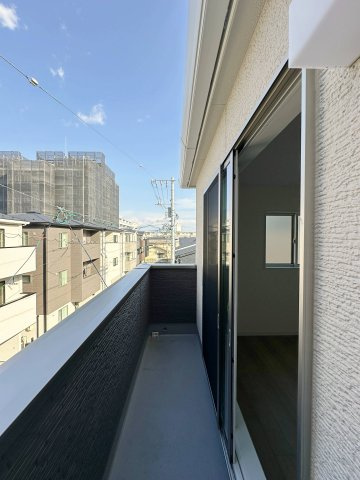 西区庚午中1丁目 No.9のバルコニー|3階6帖洋室から出入り可能な3階バルコニー☆
幅広のバルコニーはたくさんの洗濯物を干すことができます♪