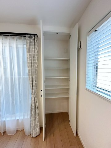 西区庚午中1丁目 No.9の収納|リビング収納☆
書類や貴重品などの収納にも便利な可動棚タイプです♪