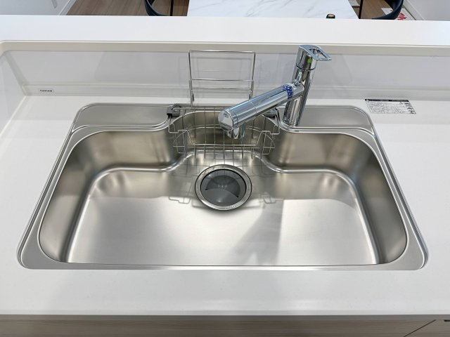 西区庚午中1丁目 No.9のキッチン|浄水機能付きステンレスシンク☆
ステンレスシンクは傷や汚れに強く、お手入れも簡単で使いやすいです♪
さらにワンタッチで浄水に切り替えができる為とても便利です！