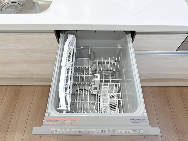 西区庚午中1丁目 No.9のキッチン|4人から5人分の食器洗浄乾燥機☆
水道代の節約にもなり、家事の時短もできる優れ物です♪
スライド式で上から全体が見えるため食器の出し入れもスムーズです♪