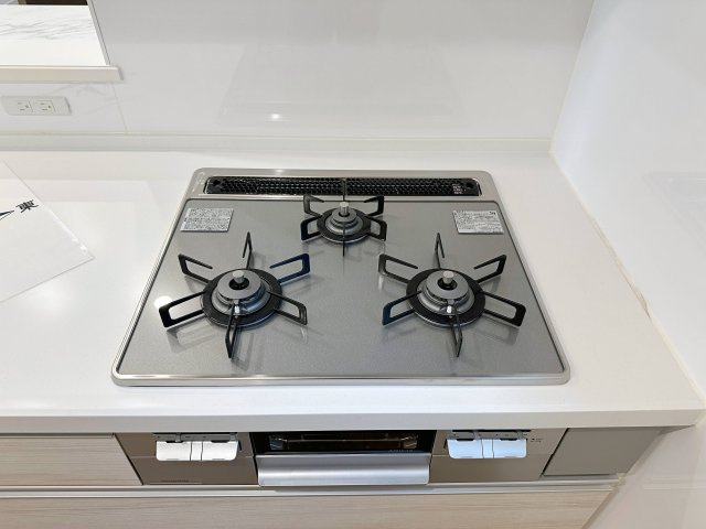 西区庚午中1丁目 No.9のキッチン|都市ガス仕様の3口ガスコンロ☆
高火力のバーナーが使用可能、調理器具を選ばないのがガスコンロ。停電時でも使用可能で安心です♪