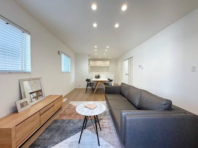 西区庚午中1丁目 No.9の居間・リビング|17帖の広々としたリビング☆
完成済のため365日ご案内可能♪
「今日見たい」にも対応します！