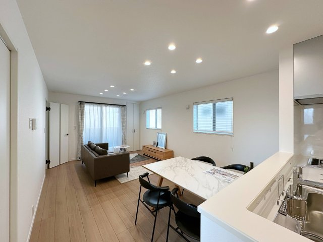 西区庚午中1丁目 No.9の居間・リビング|17帖のリビング☆
キッチンからはリビング全体を見渡すことができます♪