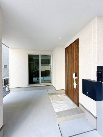 西区庚午中1丁目 No.9の玄関|玄関ポーチ☆
屋根も付いており、雨が降っても濡れる心配はありません♪
スペースがあるため自転車置き場としても活用できます！