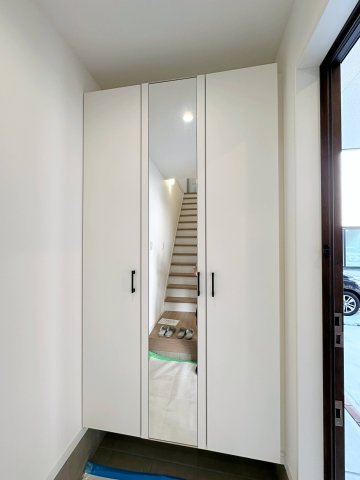 西区庚午中1丁目 No.9の収納|姿見付きシューズボックス☆
大容量のシューズボックスの為、靴もたくさん収納が可能です♪