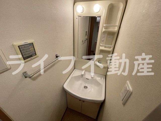 アリスコート菱屋西の独立洗面台|朝の支度にも助かる、独立の洗髪洗面化粧台