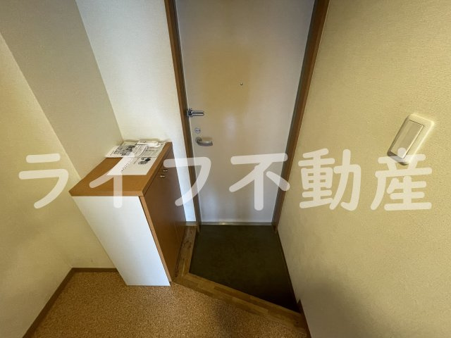 アリスコート菱屋西の玄関|収納もある玄関です