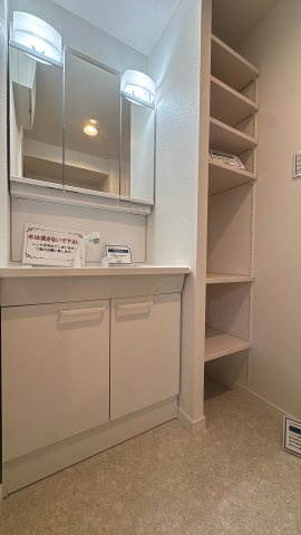 【独立洗面台】 | イマージュアークヒルズ霧ヶ丘☆仲介手数料無料☆ | 【水回り一新】清潔感あふれるバスルームと洗面空間。浴室乾燥機や温水洗浄便座など、最新の設備を導入しました。毎日の身支度がスムーズに、そしてリラックスタイムをより上質なものに。