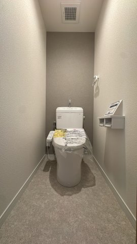 【トイレ】 | イマージュアークヒルズ霧ヶ丘☆仲介手数料無料☆ | 清潔感のある温水洗浄便座付きトイレ。毎日使う場所だからこそ、シンプルで落ち着ける空間に仕上げています。