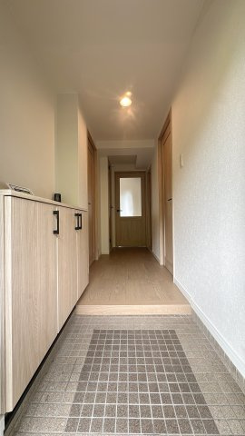 【玄関】 | イマージュアークヒルズ霧ヶ丘☆仲介手数料無料☆ | あえてコンパクトなサイズを採用することで、玄関土間のスペースを広く確保。圧迫感を感じさせないため、住まいの顔である玄関がパッと明るく開放的な印象になります。