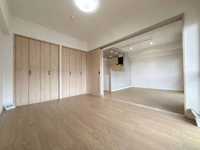 【洋室】 | イマージュアークヒルズ霧ヶ丘☆仲介手数料無料☆ | ナチュラルな色調でまとめられた内装は、どんな家具とも相性抜群。自分好みのインテリアで、理想の暮らしをデザインできます。