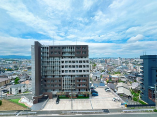 【展望】 | 遮るもののない圧倒的な開放感です。上階ならではの広い空を独り占めでき、夜には街の灯りや星空を眺めながら心ゆくまでリラックスタイムを楽しめます。