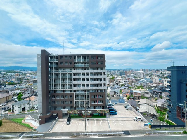 【展望】 | イマージュアークヒルズ霧ヶ丘☆仲介手数料無料☆ | 遮るもののない圧倒的な開放感です。上階ならではの広い空を独り占めでき、夜には街の灯りや星空を眺めながら心ゆくまでリラックスタイムを楽しめます。