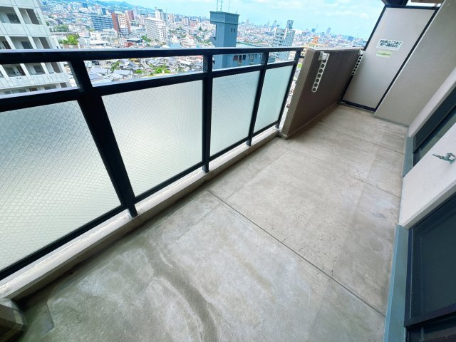 【バルコニー】 | イマージュアークヒルズ霧ヶ丘☆仲介手数料無料☆ | 【開放感のあるバルコニー】日当たり・通風良好なバルコニー。洗濯物を干すスペースとしてはもちろん、ちょっとした気分転換にも最適な開放的な空間です。周辺に高い建物が少なく、心地よい風が通り抜けます。