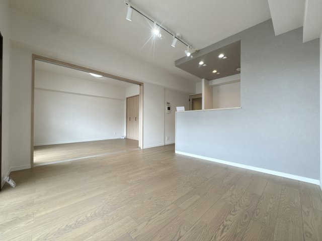 【居間・リビング】 | イマージュアークヒルズ霧ヶ丘☆仲介手数料無料☆ | 景観を楽しみながら家族で寛げる、開放感あふれるリビングです。高層階ならではの陽当りと風通しの良さが、日々の暮らしに心地よいゆとりを与えてくれます。家族が集まる場所だからこそ、質にこだわった空間です。