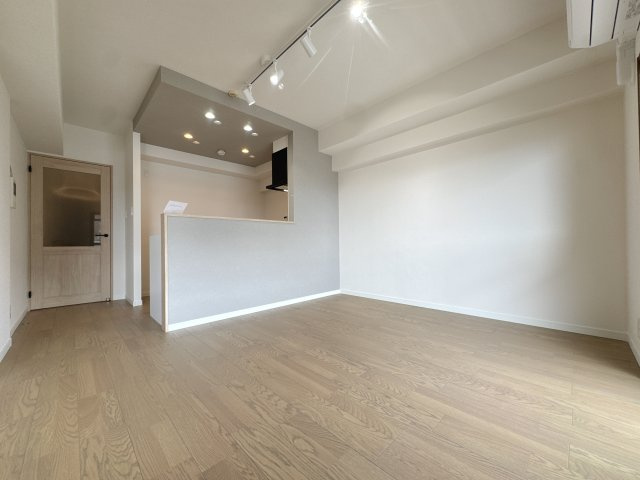 【居間・リビング】 | イマージュアークヒルズ霧ヶ丘☆仲介手数料無料☆ | 8階部分ならではの抜けた眺望と、大きな窓から差し込む柔らかな光が心地よい空間です。休日の朝、家族でゆっくりと朝食を楽しむ時間が、何よりの贅沢に感じられるはず。