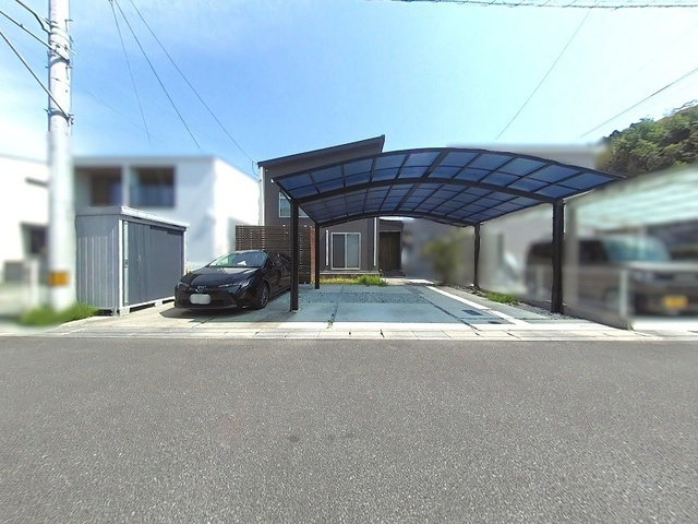 「ハザードマップエリア外の築浅物件」香南市野市町母代寺　中古一戸建ての前面道路含む現地写真|ゆとりある全面道路。運転の苦手な方も安心です♪