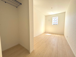 【洋室】 | 佐伯区五日市町大字美鈴園（全4区画）No3 | 2階の居室はすべてクローゼット完備の個室設計。ナチュラルな色味のフローリングが、どのような家具にも馴染みます。上部に枕棚とハンガーパイプを備えた収納は、衣類から季節物まで整理可能です。