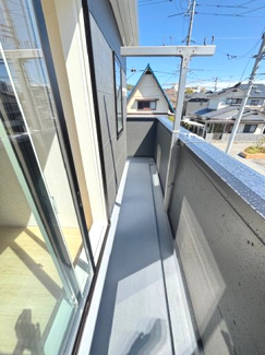 【バルコニー】 | 佐伯区五日市町大字美鈴園（全4区画）No3 | 日当たりに優れた南向きのバルコニーです。横幅にゆとりがあり、家族全員分の洗濯物や布団を一気に干すことができます。壁が高めに設計されており、外部からの視線を遮りつつ採光を確保しています。
