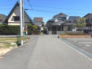 【前面道路含む現地写真】 | 佐伯区五日市町大字美鈴園（全4区画）No3 | 前面道路は平坦で、視認性の良い直線道路に面しています。周辺は落ち着いた住宅地となっており、車の出し入れもスムーズに行える道幅を確保。空が広く感じられる開放的な周辺環境です。