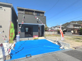 【外観】 | 佐伯区五日市町大字美鈴園（全4区画）No3 | シックなダークトーンのサイディングを基調とした、モダンな外観デザイン。並列での駐車が可能なカースペースを設けており、前面に遮るものがなく日当たりも良好です。