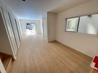 【居間・リビング】 | 佐伯区五日市町大字美鈴園（全4区画）No3 | 18.7帖の広々としたLDK。南側の掃き出し窓から自然光が入り、明るく開放的な居住空間を実現しています。リビングとダイニングのスペースを分けやすい縦長の間取りで、大型の家具も配置しやすい設計です。