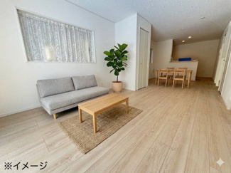 【居間・リビング】 | 佐伯区五日市町大字美鈴園（全4区画）No3 | キッチンからリビング・ダイニングを一望できるレイアウト。18.7帖の奥行きがあり、家族の様子を見守りながら調理が可能です。掃き出し窓からはフラットに外の光が入り込み、開放感のある空間を構成しています。