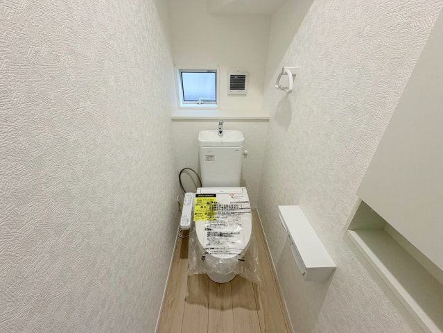 【商談中】クワイエ　岐阜市日野南第３　全２区画分譲のトイレ|超表面平滑加工とイオンパワーの「セフィオンテクト」加工で、汚れが付きにくく落ちやすい仕様のトイレです。
またツイントルネード洗浄で少ない水でも前方の返し部分から後方部までしっかり洗浄できます！
