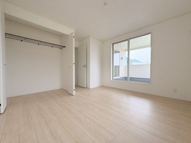 【商談中】クワイエ　岐阜市日野南第３　全２区画分譲の寝室|全居室にたっぷり収納できる大型収納を設置。窓ガラスは、断熱性能や結露防止効果の高いペアガラスを採用！
高い断熱性と共にガラス面の結露対策にも効果を発揮し湿気によるカビの発生を抑止します。