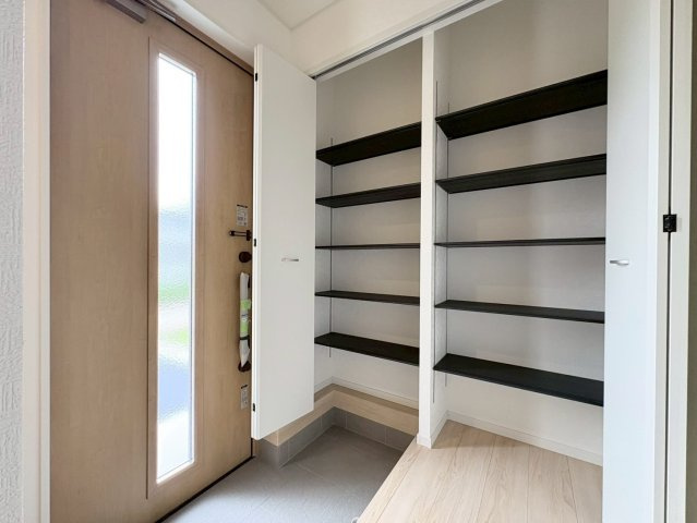 【商談中】クワイエ　岐阜市日野南第３　全２区画分譲の玄関|大容量のシューズ収納付きで玄関周りもすっきり！玄関ドアからの光が玄関ホールを明るくしてくれます。