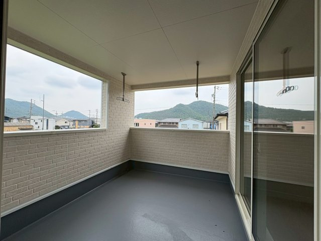 【商談中】クワイエ　岐阜市日野南第３　全２区画分譲のバルコニー|バルコニーは南向きで洗濯物もよく乾きます！強度と表面積硬度を持つFPRで防水しています。